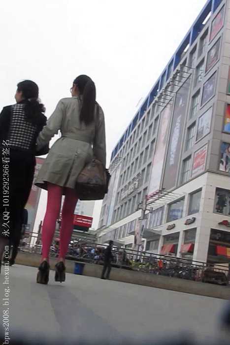 [大忽悠买丝袜街拍视频]ID0100 2012 10.17【强袭】超长腿黑丝高靴穿这么短裙子P