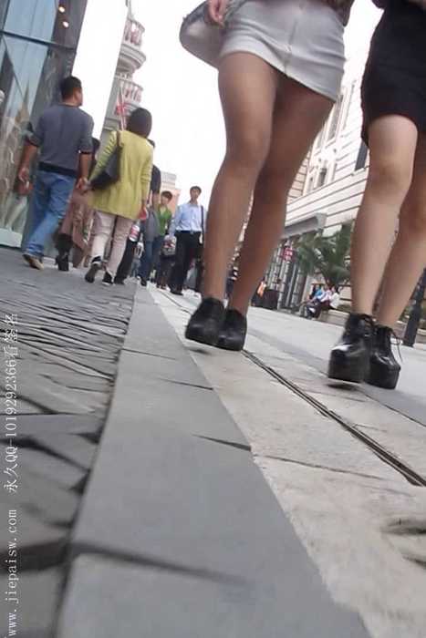 [大忽悠买丝袜街拍视频]ID0101 2012 10.17【忽悠】问包臀裙肉丝骚妇买丝袜摸丝袜