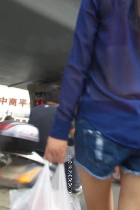 [大忽悠买丝袜街拍视频]ID0202 2012 8.19【街拍】让透视装奶罩露出来骚妇穿丝袜真