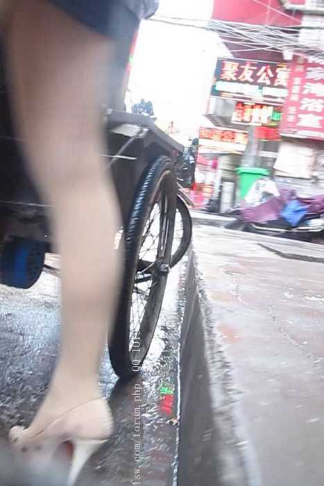 [大忽悠买丝袜街拍视频]ID0295 2012 9.13【案例】55弹肉丝美女与小贩吵架大忽悠调