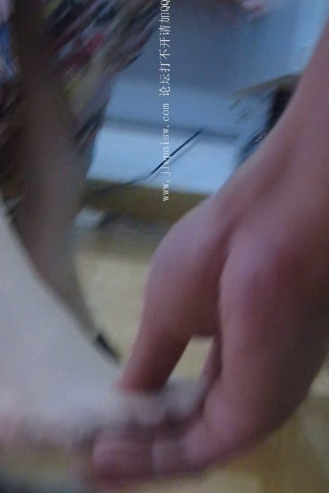 [大忽悠买丝袜街拍视频]ID0580 2013.1.26【长腿少妇医生原味丝袜】少妇医生带了一