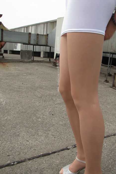 [大忽悠买丝袜街拍视频]ID1543 2014.6.17【成功案例第208弹】172CM闷骚长腿少妇穿蕾
