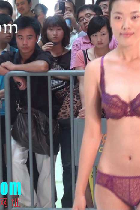 [各类性感视频]ID0338 北京大悦城内衣秀 -2 [16V-5.81GB]--性感提示：S身材萝莉露底