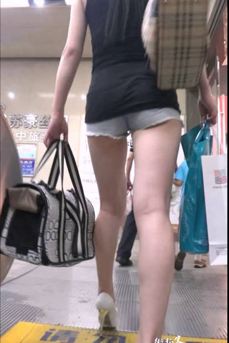 [街拍客视频]jx0004 白色高跟鞋美眉的裤子实在太短了