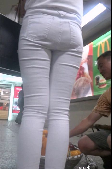 [街拍客视频]jx0206 地铁偶遇白色紧身裤美女