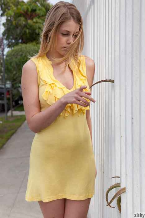 [zishy Girls写真]ID0005-bailey-helen-in-yellow-and-heels