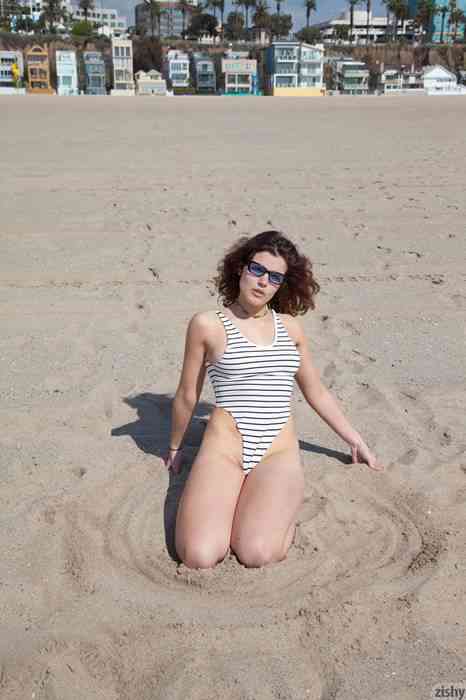 [zishy Girls写真]ID0345-vivian-campbell-beach-vibes